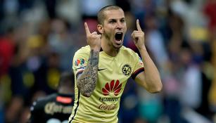 Darío Benedetto grita para festejar un gol