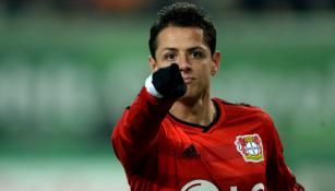 Chicharito festeja un gol con el Bayer Leverkusen