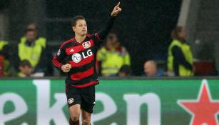 Chicharito Hernández festeja un gol con el Leverkusen