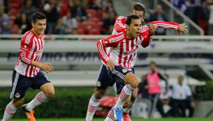 Jugadores de Chivas festejan un gol