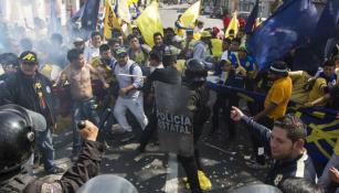 Momento del enfrentamiento entre azulcremas y policías