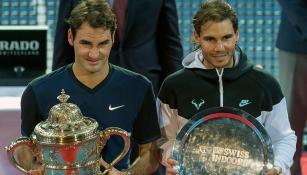 Roger Federer, sosteniendo su trofeo junto a Nadal