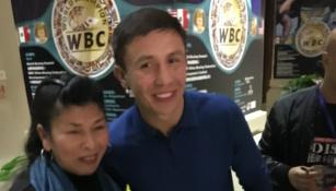 Gennadi Golovkin posa con una aficionada