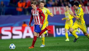 Fernando Torres controla el balón contra el Astana