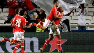 Jugadores de Benfica celebrando la segunda anotación