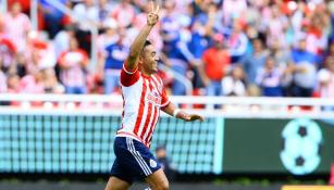 Fabián festeja un gol con Chivas