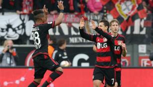 Chicharito celebra un gol con sus compañeros