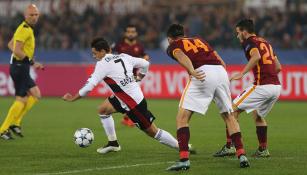 Chicharito conduce el esférico en el duelo contra la Roma