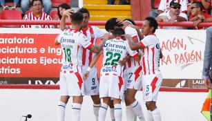 Jugadores del Necaxa celebran un gol