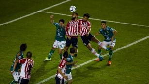 Momento en que Alanís remata para adelantar a las Chivas