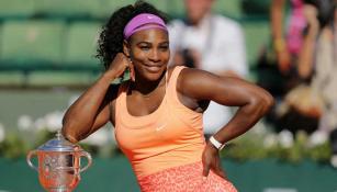 Serena Williams presume su trofeo del Roland Garros