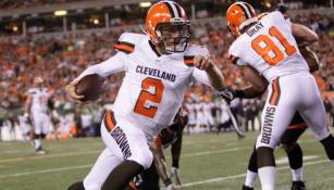 Manziel corre durante el duelo contra Cincinnati