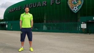 Mustafá posa en sesión de fotos frente al estadio de Jaguares