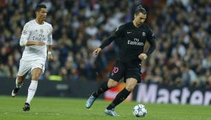 Cristiano persigue a Zlatan durante el partido