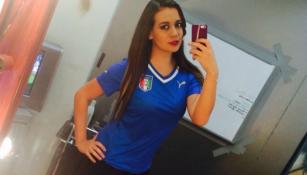 Itzel Sandino, conductora de TDN tomándose una fotografía