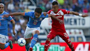 Juan García Sancho y Fernando Uribe pelean un balón