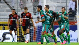 Jaguares festeja un gol ante el sufrimiento rojinegro