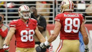 McDonald celebrando con Celek la victoria de San Francisco