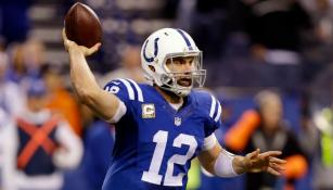 Andrew Luck lanza un pase