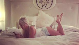 Wanda Nara acostada en su cama