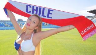 Daniella Chávez sostiene una bufanda de la Selección chilena