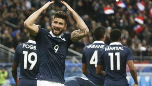 Olivier Giroud festeja con la tribuna