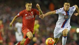 Martin Kelly disputa el balón con Philippe Coutinho