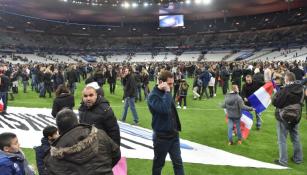 Gente dentro de la cancha después de los atentados