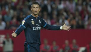 Cristiano Ronaldo reclama una acción en juego del Real Madrid 