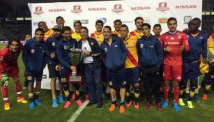 Jugadores de Monarcas recibiendo el trofeo por M. Negrete 