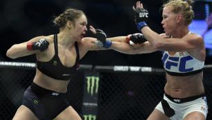 Rousey golpea a Holm sobre el octágono