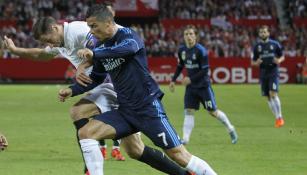 Cristiano Ronaldo compite por el balón en juego contra el Sevilla 