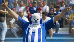 Aficionado de Honduras muestra su pasión en las gradas del estadio 