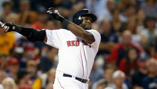 David Ortiz conecta un batazo en Fenway Park