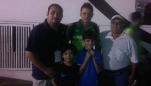 Chicharito se toma foto con la familia