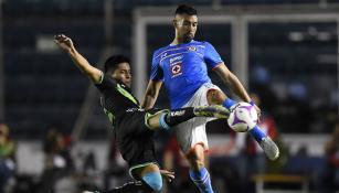 Ariel Rojas disputa el balón en el Estadio Azul