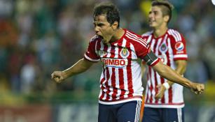 Omar Bravo festeja un gol de Chivas