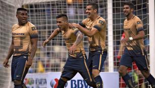 Jugadores de Pumas celebran gol contra América 