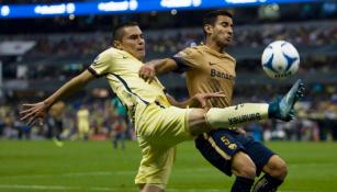 Aguilar pelea el balón en el Clásico contra Pumas