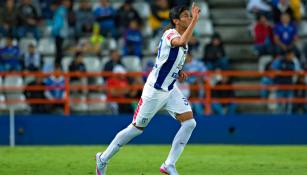 Calero, durante su ingreso a la cancha en un partido de Pachuca