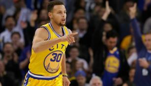 Curry festeja puntos para Golden State contra Lakers