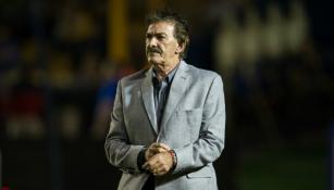 Ricardo La Volpe en un partido de Chiapas