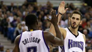 Omri Casspi festeja con Darren Collison tras encestar contra los Mavericks