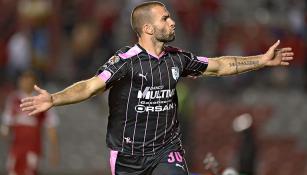 Tito Villa festeja un gol con Gallos