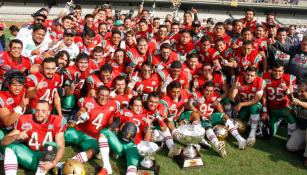 Jugadores de México con el trofeo