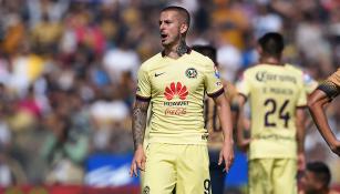 Benedetto se queja durante el duelo contra Pumas