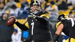 Momento en que Ben Roethlisberger va a mandar un pase