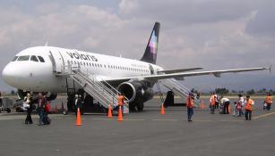 Un avión de Volaris, en una pista de aterrizaje