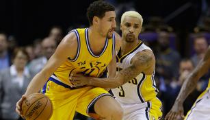 Klay Thompson cubre el balón ante la presión de George Hill