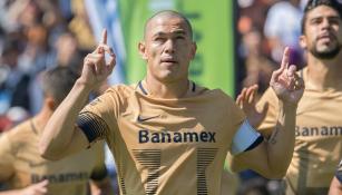 Darío Verón agradece al cielo antes del inicio del partido contra América